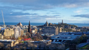 Blick über Edinburgh auf den Calton Hill